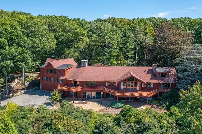 Scituate Compound Spanning 8 000 Square Feet Sells For 1 2M